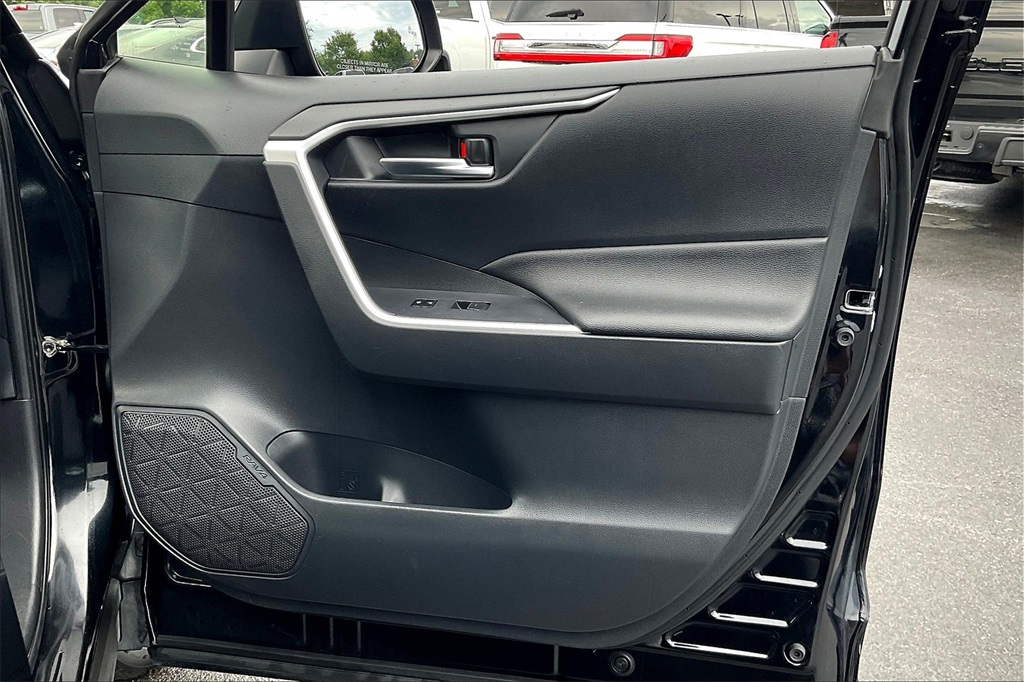 Vehicle image 27 of 33