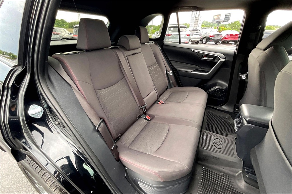 Vehicle image 25 of 33