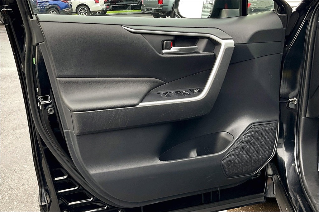 Vehicle image 20 of 33
