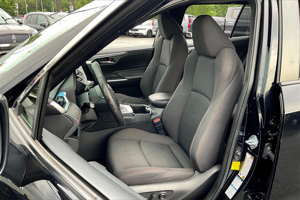 Vehicle image 21 of 33