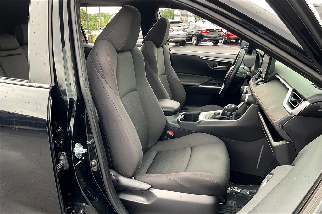 Vehicle image 28 of 33