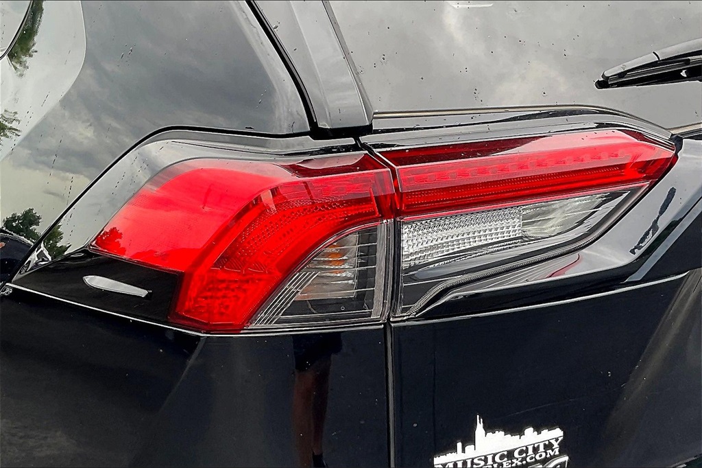 Vehicle image 23 of 33