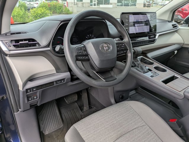 Vehicle image 8 of 27