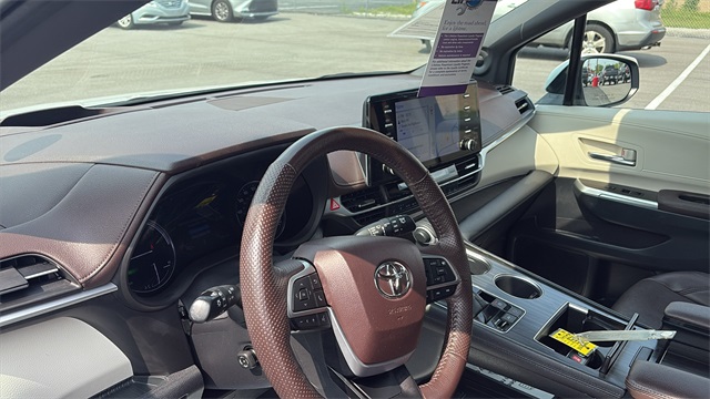 Vehicle image 10 of 47