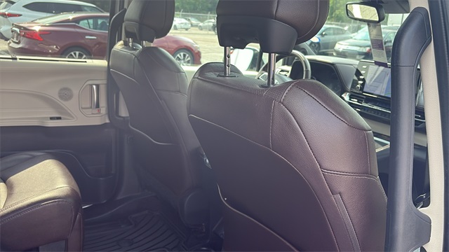 Vehicle image 33 of 47