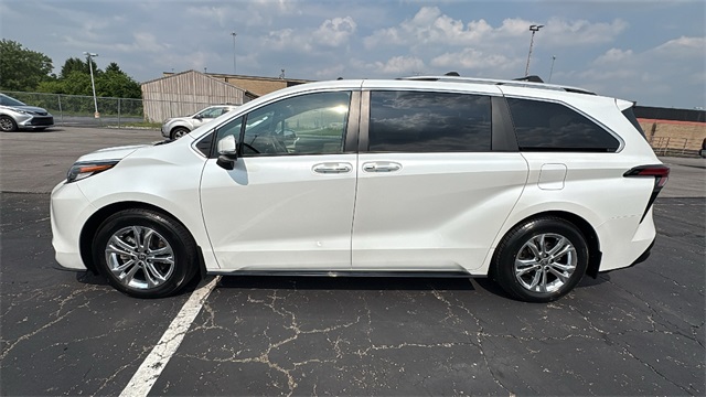 Vehicle image 7 of 47