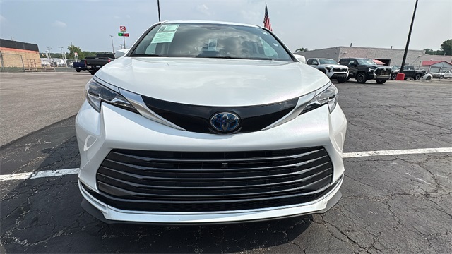 Vehicle image 8 of 47