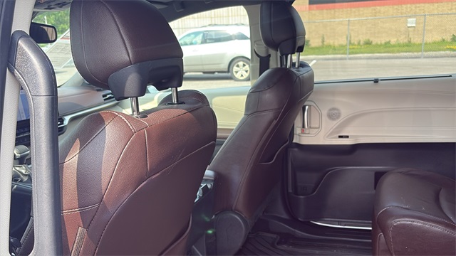 Vehicle image 25 of 47