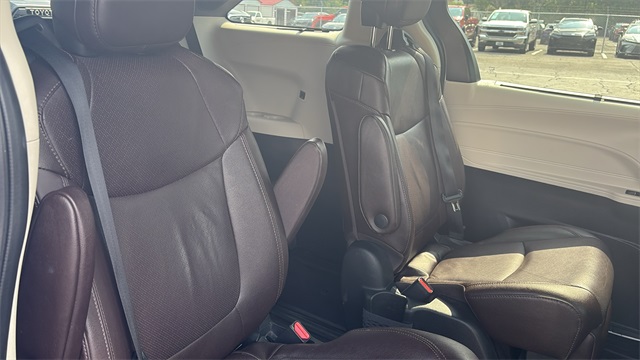 Vehicle image 34 of 47