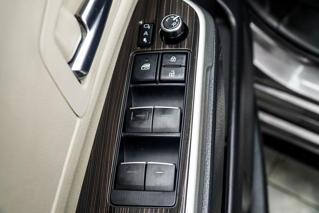 Vehicle image 33 of 43