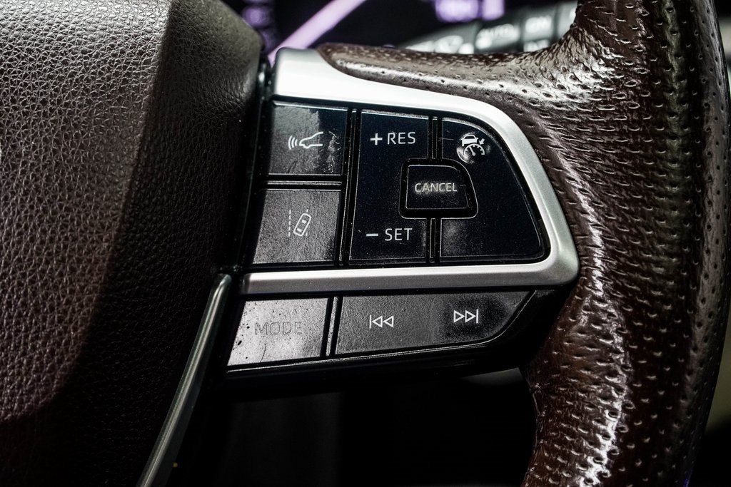 Vehicle image 27 of 43