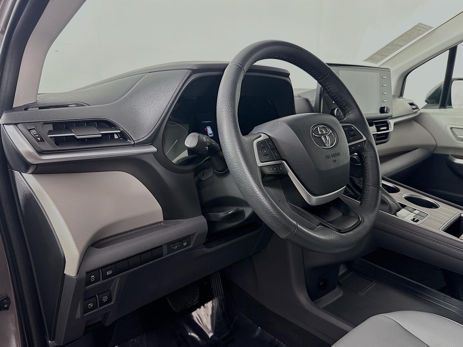 Vehicle image 14 of 47