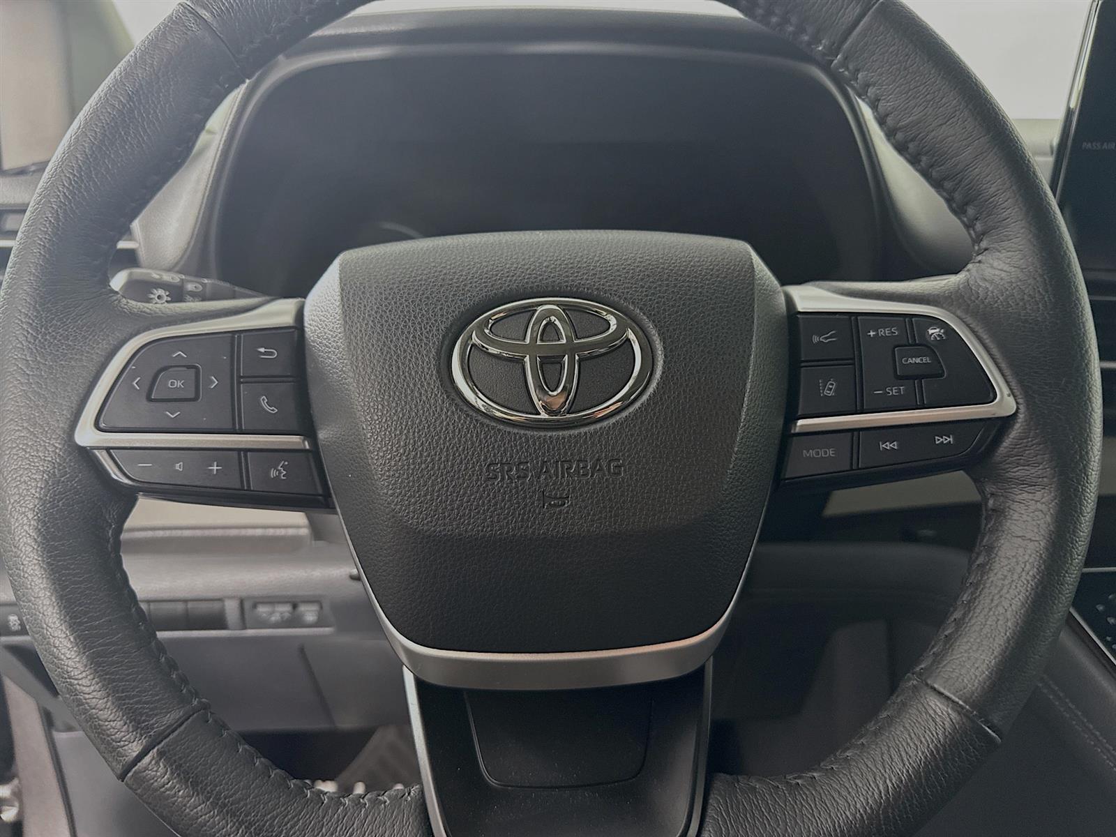 Vehicle image 17 of 47