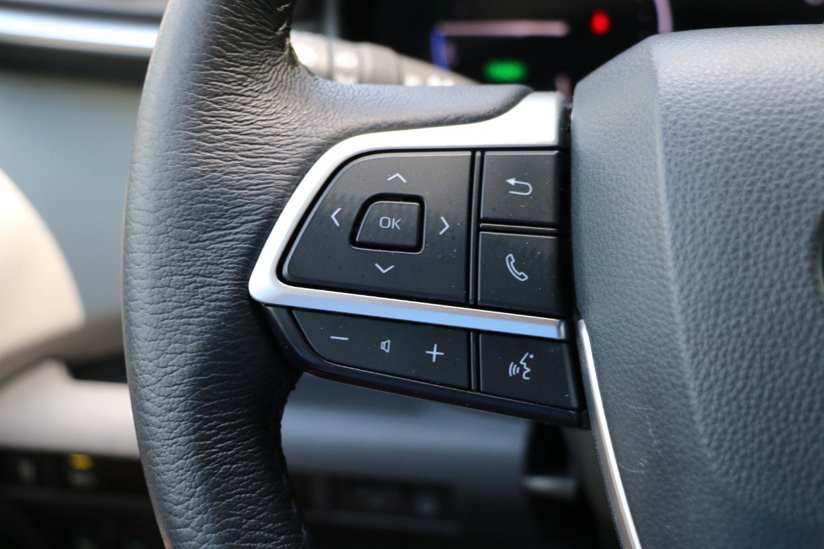 Vehicle image 17 of 42