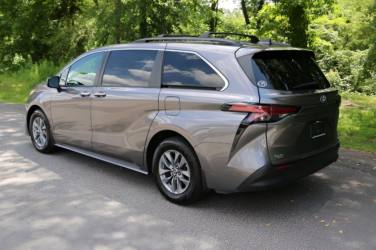 Vehicle image 41 of 42