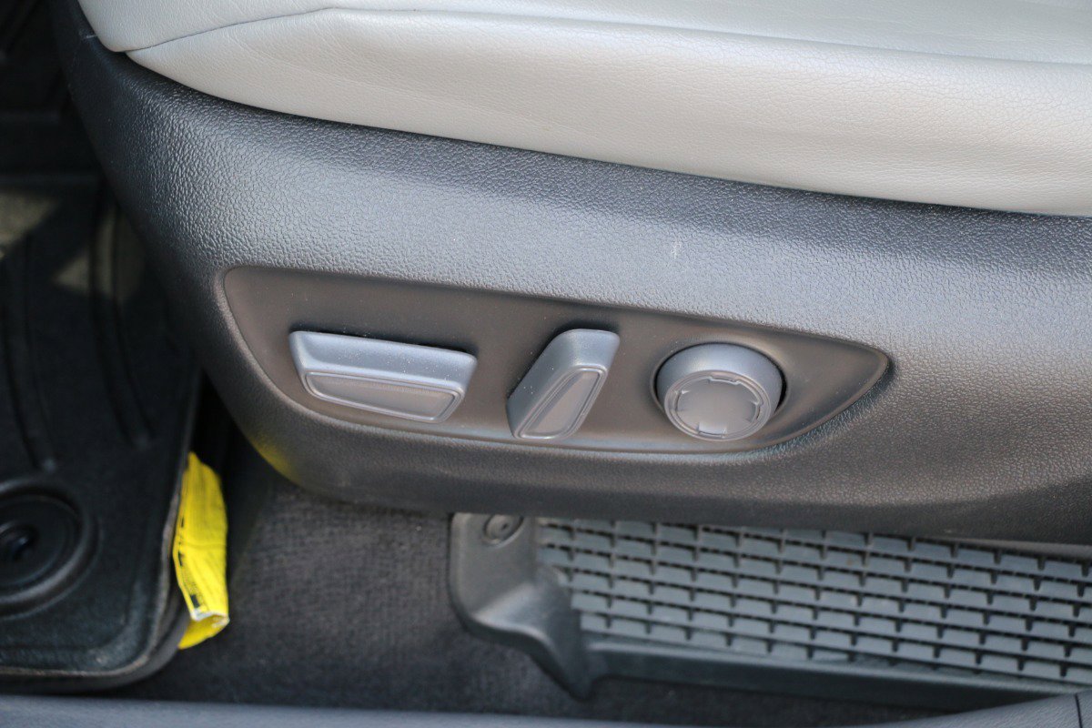 Vehicle image 25 of 42