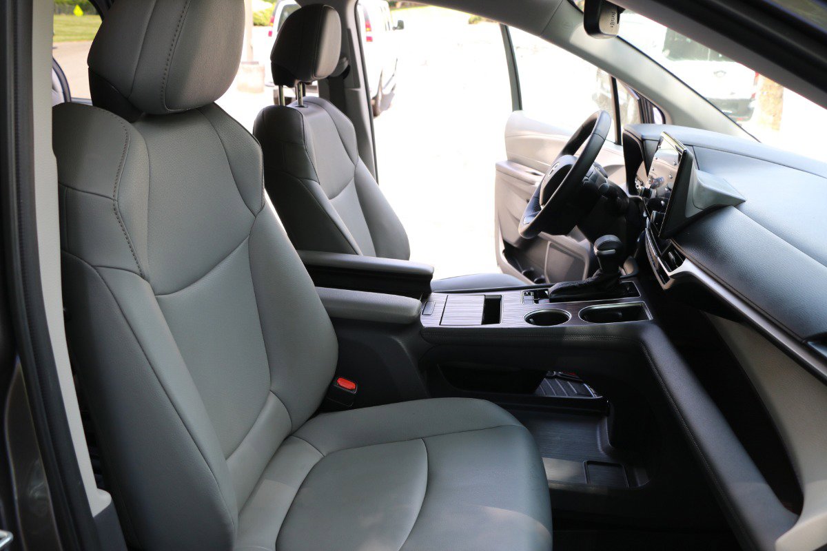 Vehicle image 27 of 42