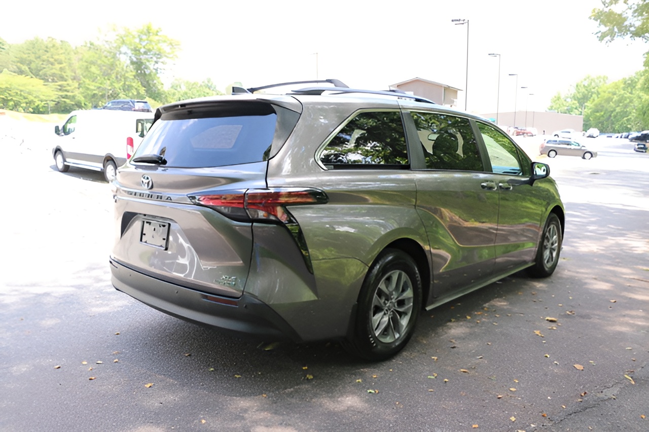 Vehicle image 39 of 42