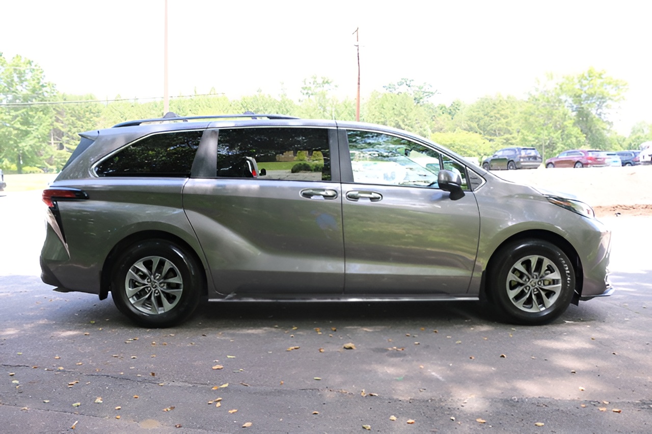 Vehicle image 38 of 42