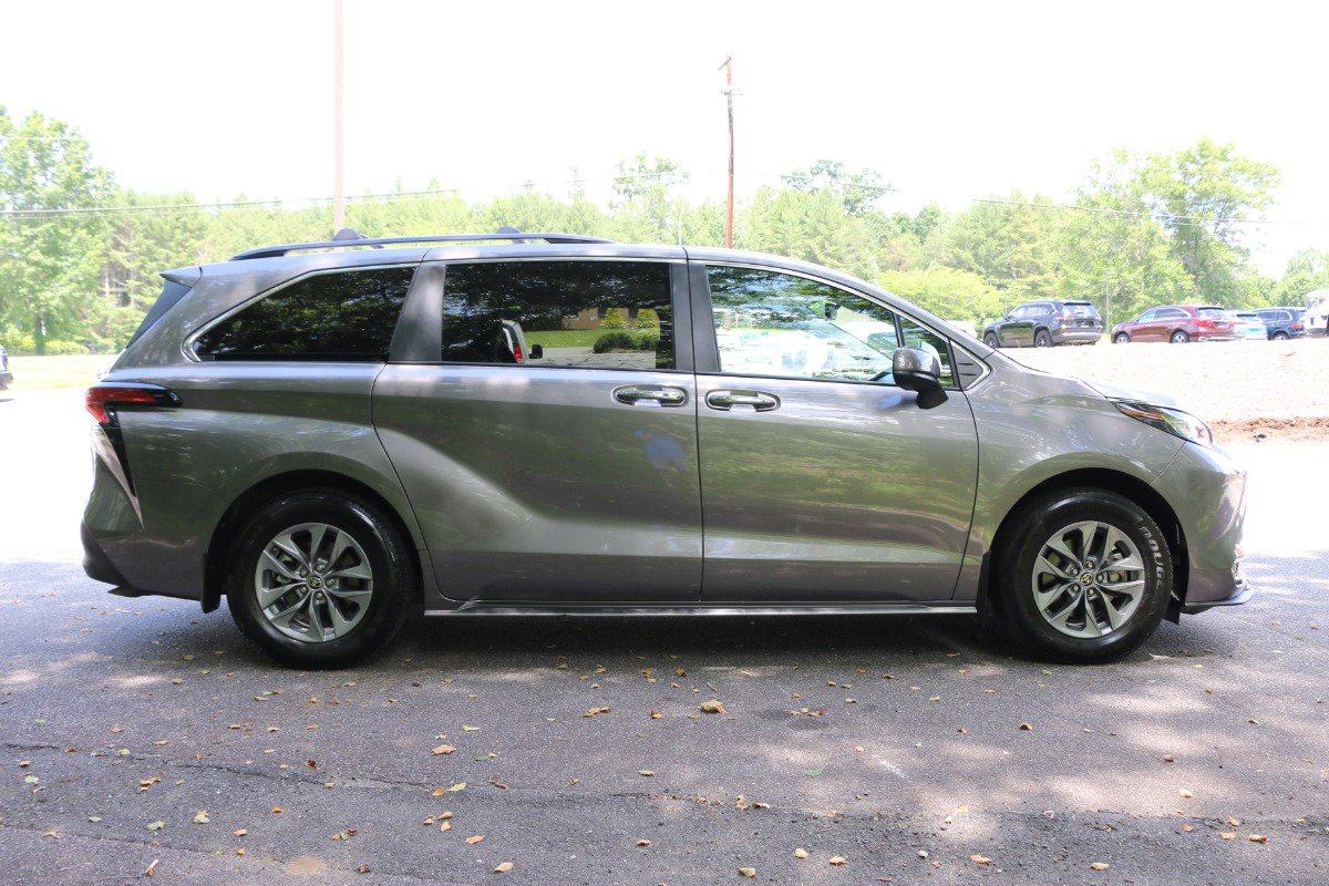 Vehicle image 4 of 42