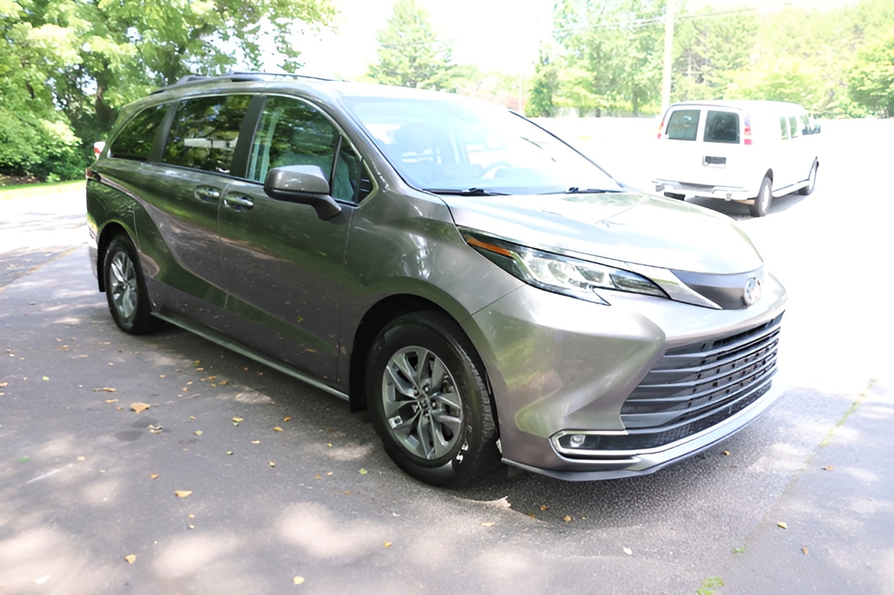 Vehicle image 37 of 42
