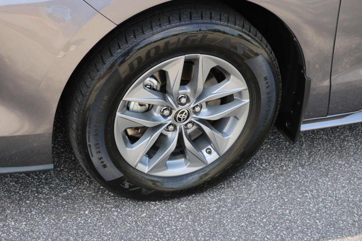 Vehicle image 14 of 42