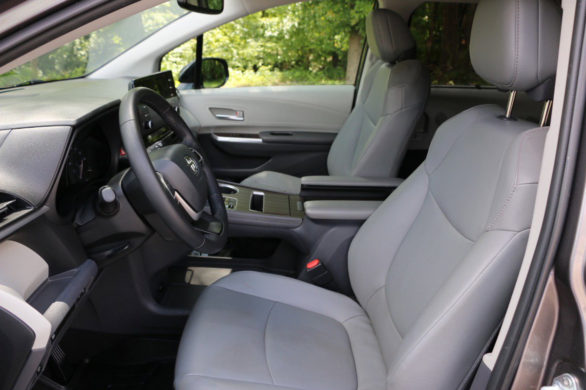 Vehicle image 26 of 42