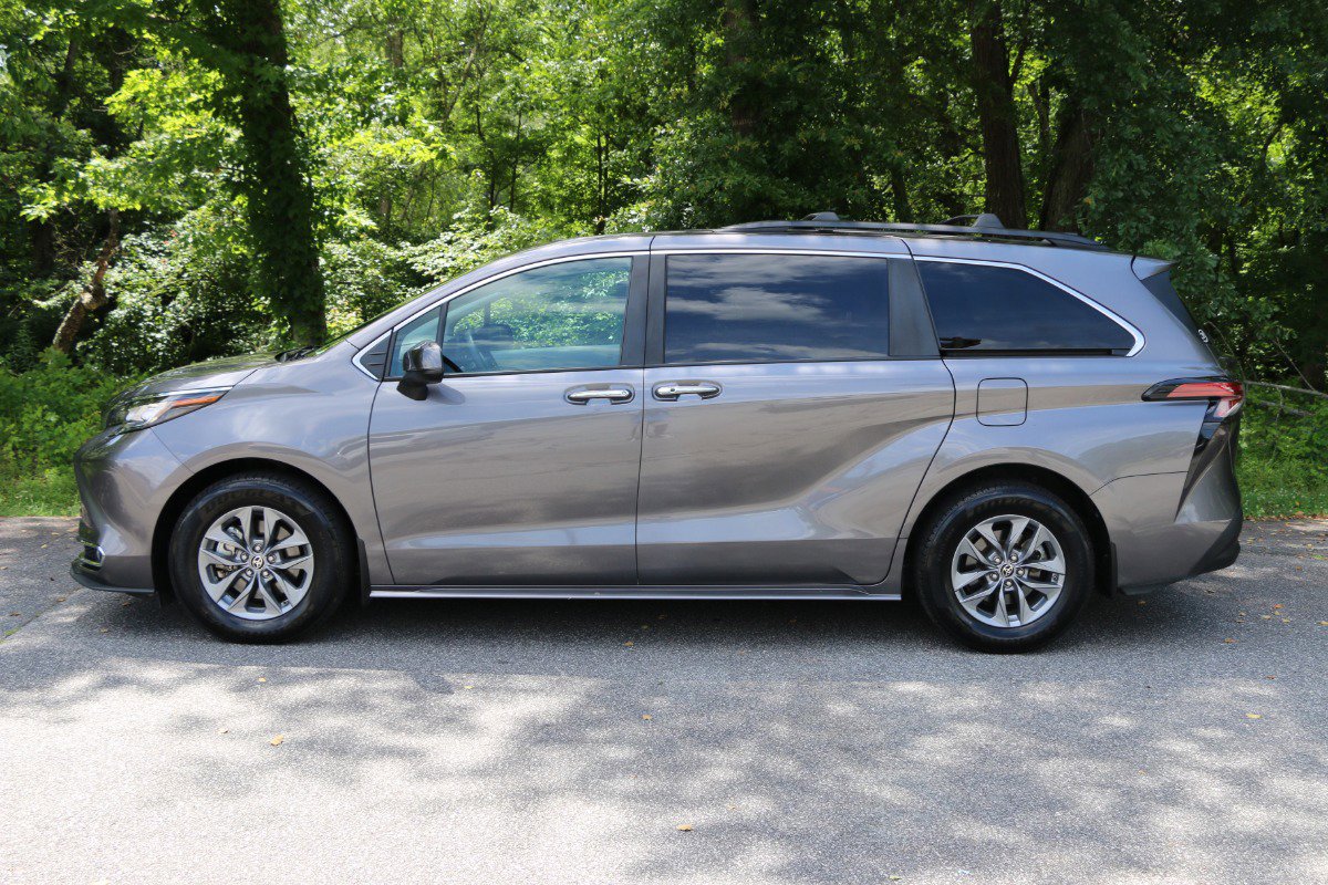 Vehicle image 8 of 42