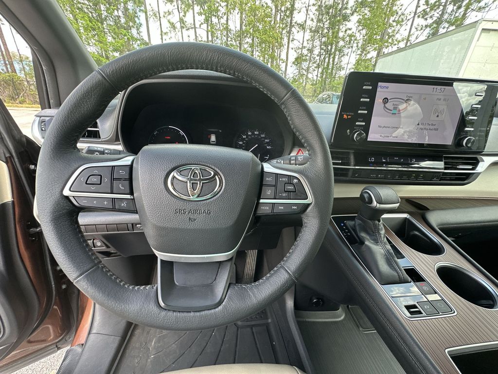 Vehicle image 11 of 36