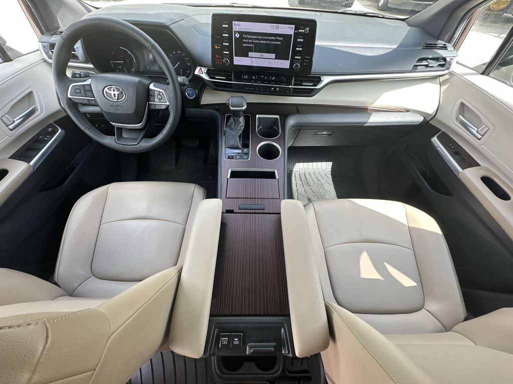 Vehicle image 21 of 36