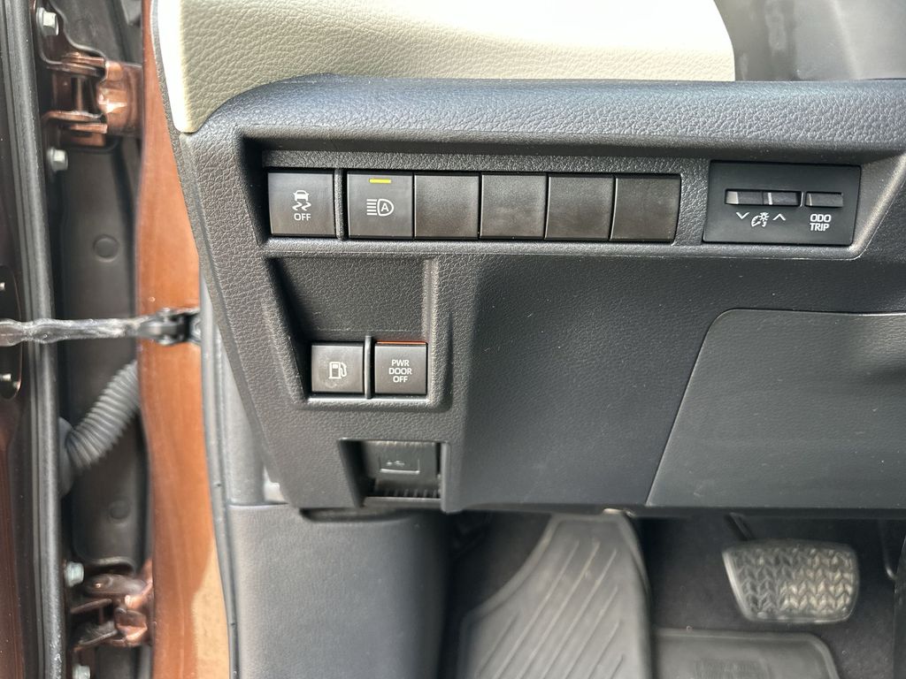 Vehicle image 18 of 36
