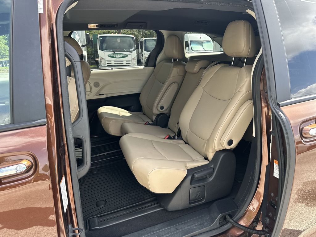 Vehicle image 26 of 36