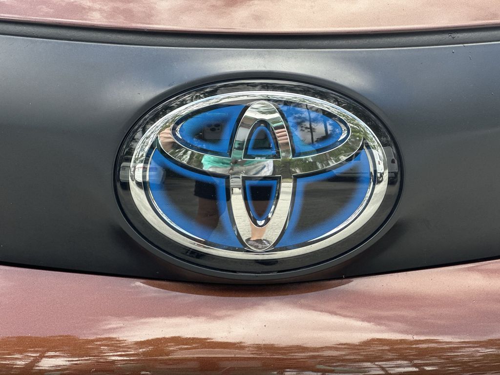 Vehicle image 33 of 36