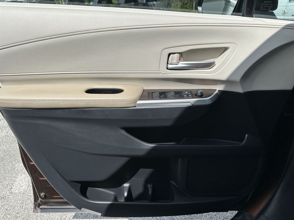 Vehicle image 23 of 36