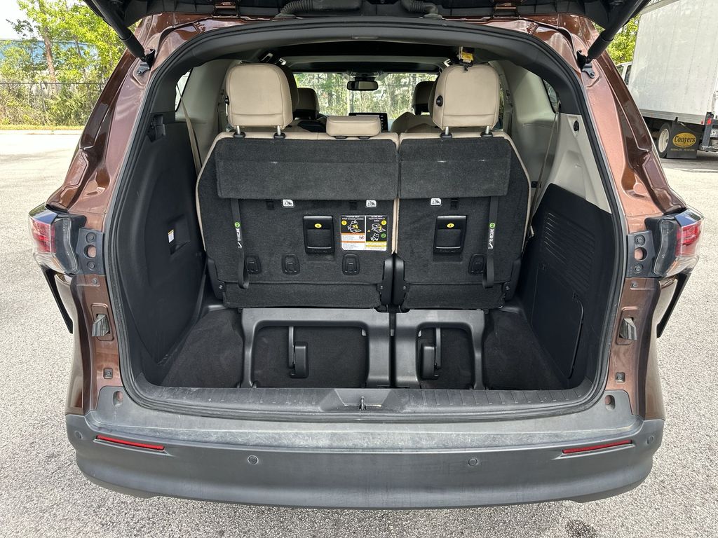 Vehicle image 27 of 36