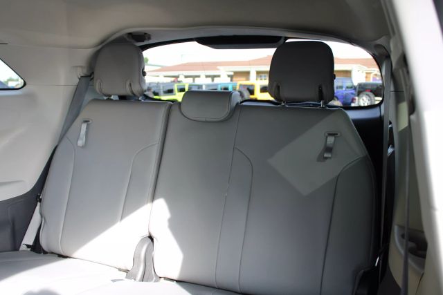 Vehicle image 28 of 43