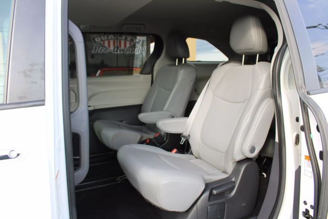 Vehicle image 27 of 43