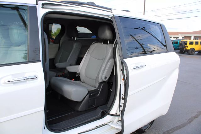 Vehicle image 26 of 43
