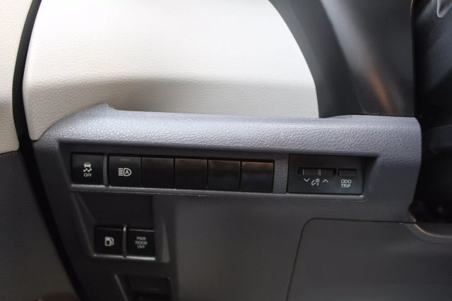 Vehicle image 25 of 43