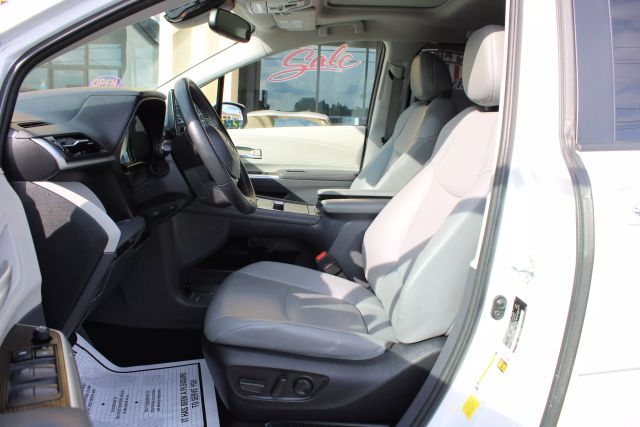 Vehicle image 8 of 43
