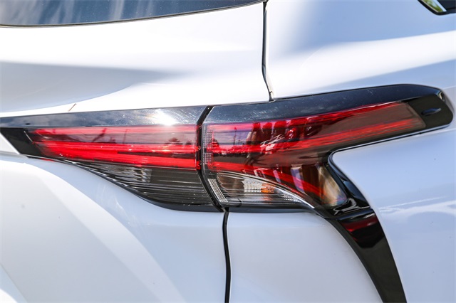 Vehicle image 24 of 26