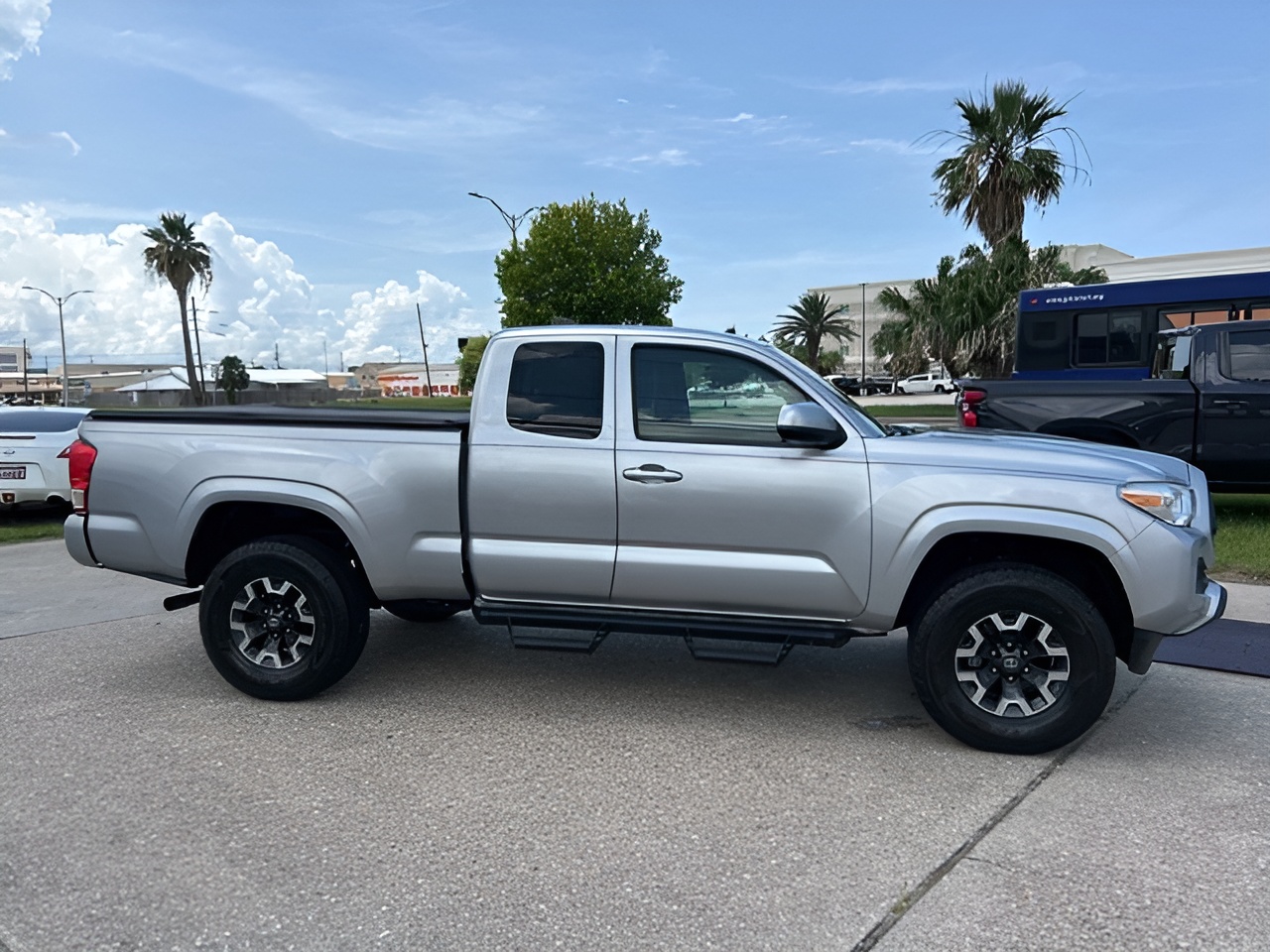 Vehicle image 25 of 27