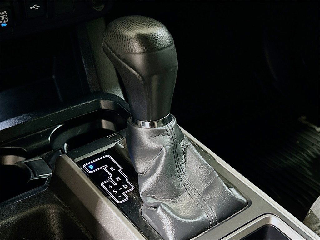 Vehicle image 14 of 27