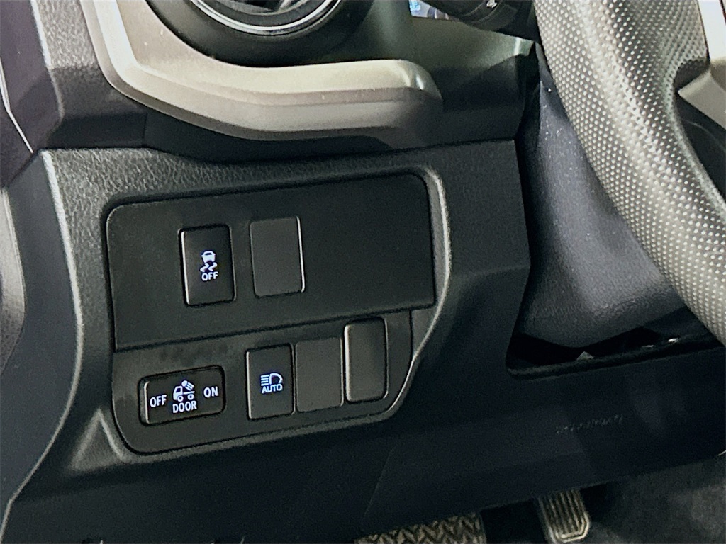 Vehicle image 8 of 27