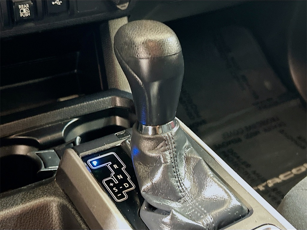 Vehicle image 14 of 31