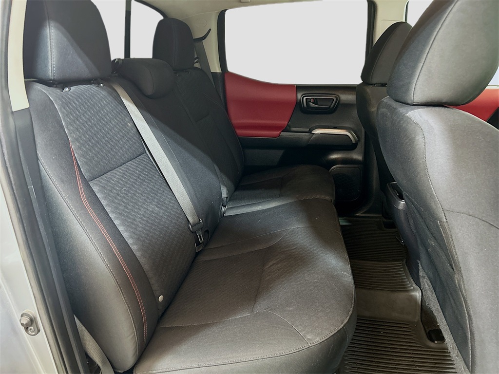 Vehicle image 21 of 31