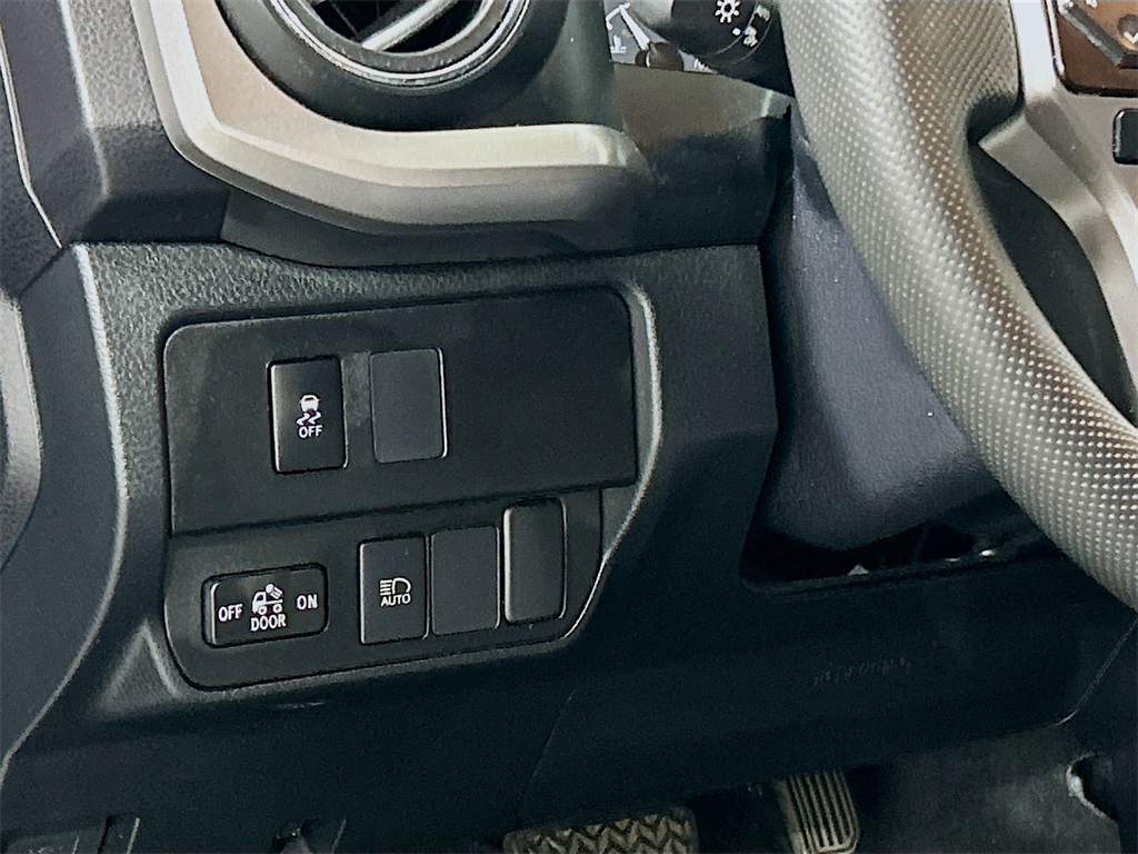 Vehicle image 8 of 27