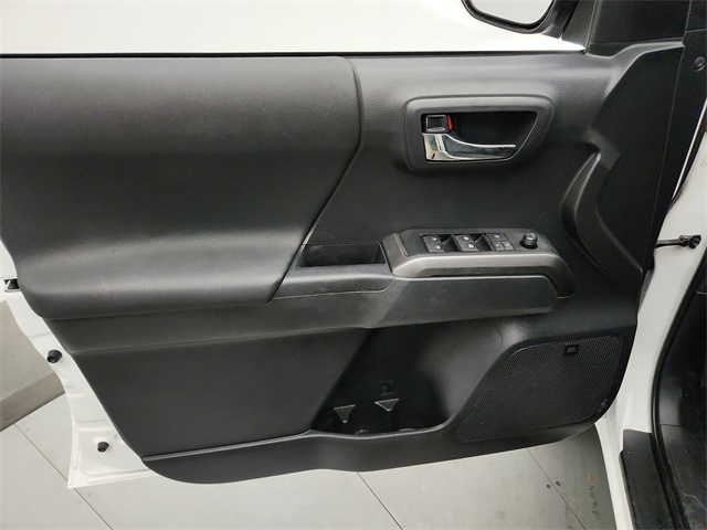 Vehicle image 21 of 29