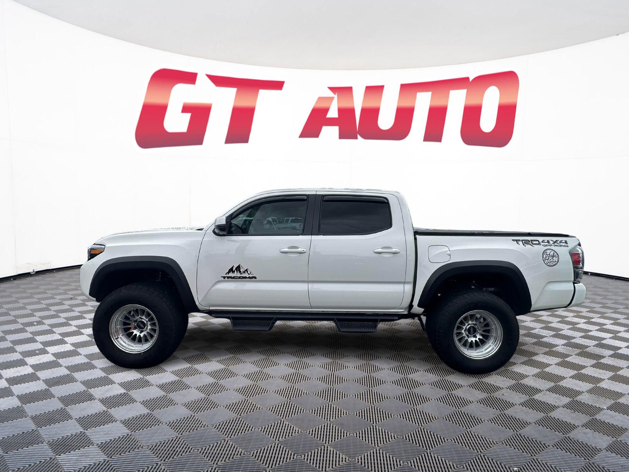 Vehicle image 8 of 26