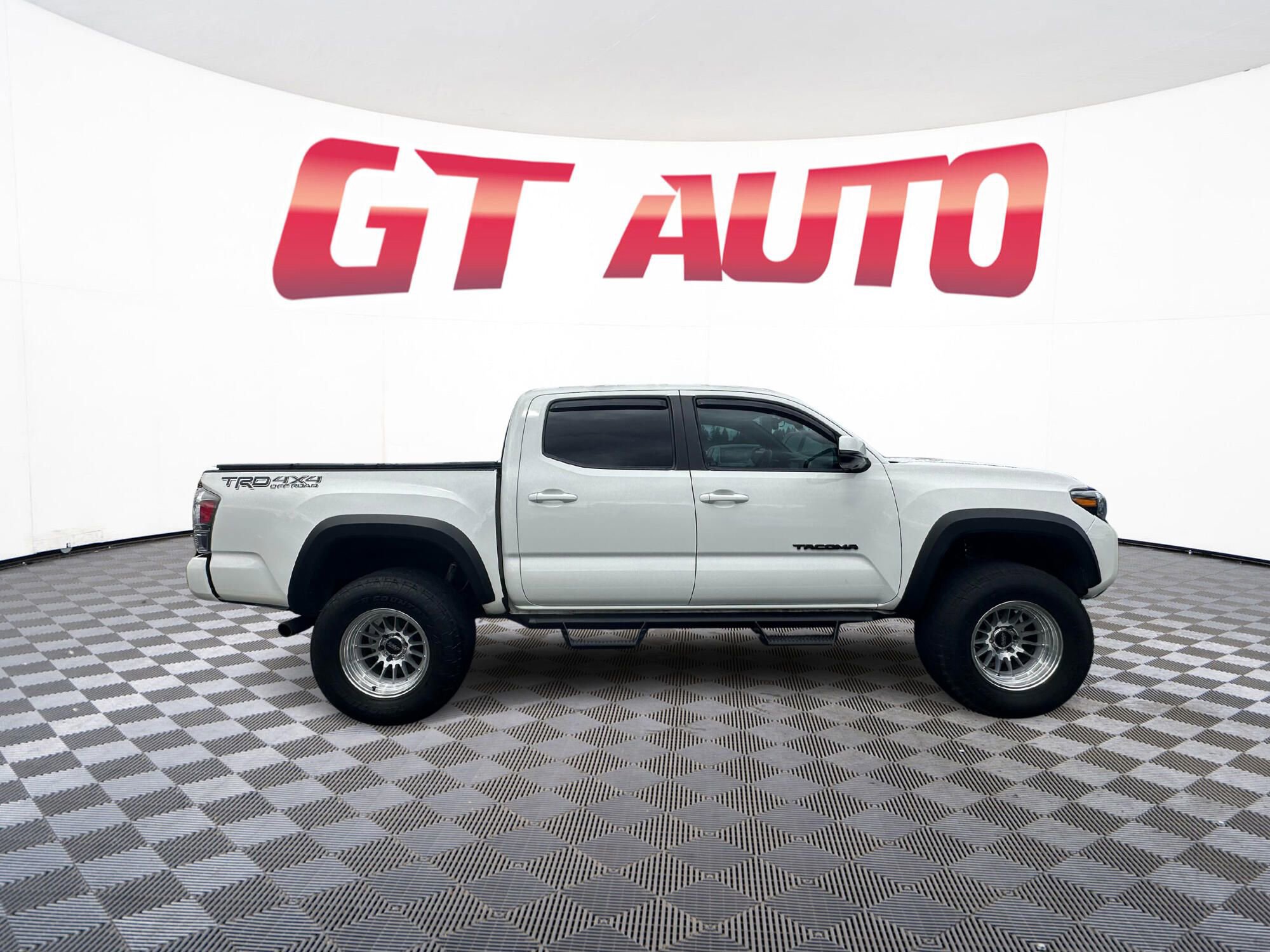 Vehicle image 4 of 26